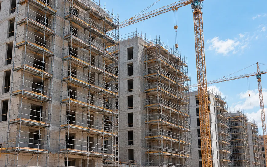 Andaime tubo equipado (tubular) montado em fachada de prédios em construção